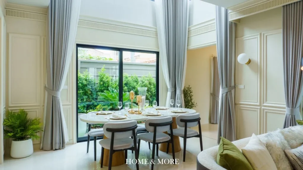 เฟอร์นิเจอร์หรูสำหรับบ้านและคอนโด โมเดิร์นลักชัวรี เช่น โต๊ะทานอาหารหินอ่อน โซฟาโมเดิร์น โต๊ะคอนโซล โคมไฟระย้า Chandelier และตู้โชว์หรู พร้อมดีไซน์พรีเมียม สั่งทำได้ตามสไตล์กับ Home and More